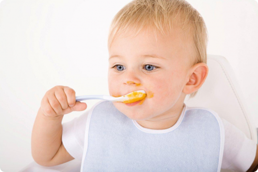 малыш сам ест с ложки