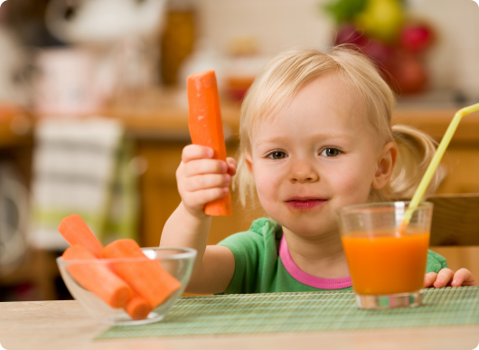 ребенок есть морковь