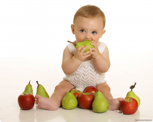 малыш есть грушу и яблоки