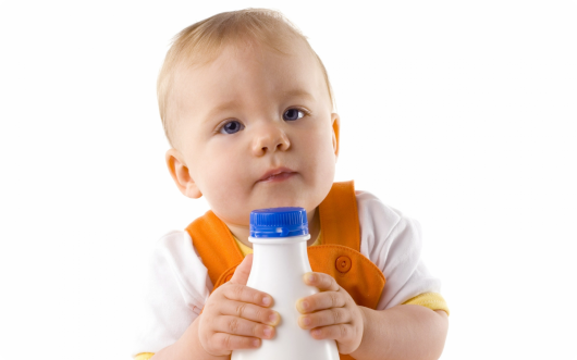 малыш с бутылкой кефира