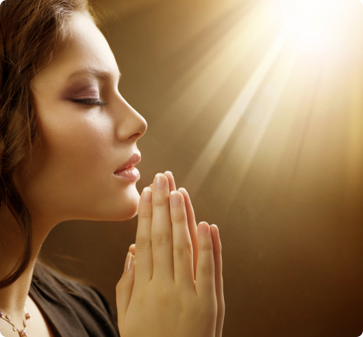 девушка молится богу