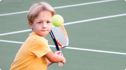 ребенок играет в теннис