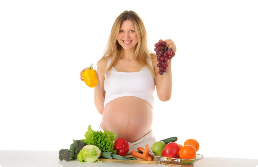 беременная с фруктами