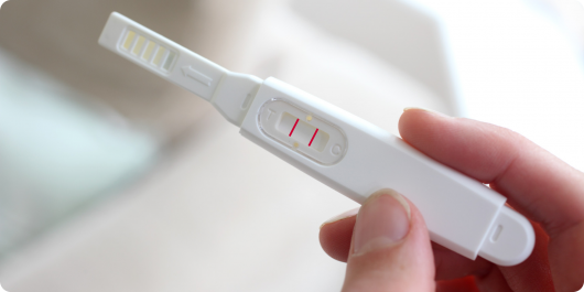 тест на беременность в руках девушки