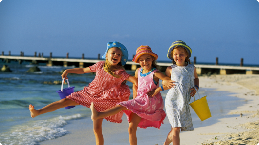 дети танцуют на берегу моря