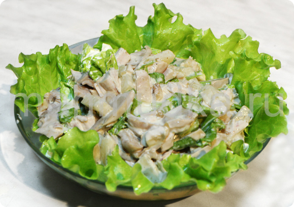 салат с курицей и грибами и на листьях салата