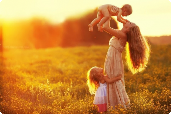 счастливая мама с детьми на закате
